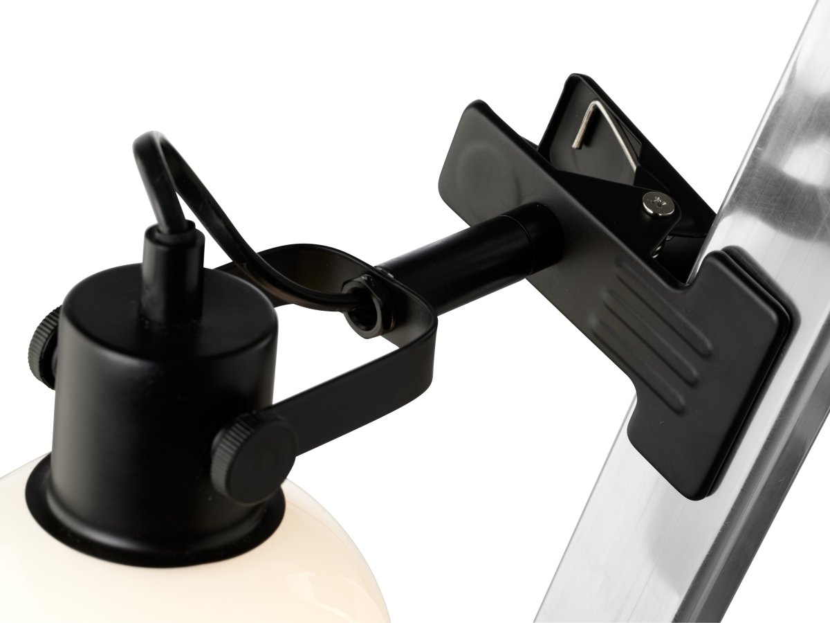 Glow Negro lámpara de pinza De Halo Design - La pantalla de cristal opalino garantiza una hermosa distribución de la luz y el brazo en ángulo permite utilizar la lámpara tanto como luz de lectura como iluminación general decorativa.