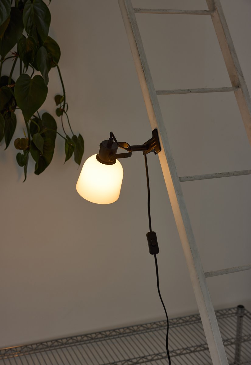 Glow Negro lámpara de pinza De Halo Design - La pantalla de cristal opalino garantiza una hermosa distribución de la luz y el brazo en ángulo permite utilizar la lámpara tanto como luz de lectura como iluminación general decorativa.