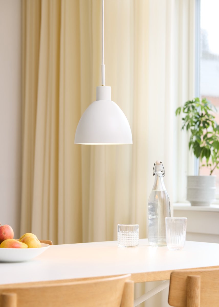 Rock Ø20 Blanco Lámpas de techo De Halo Design - Con su diseño simple y atemporal, Rock es ideal para la mesa de la cocina, el comedor o la superficie de trabajo, donde proporciona una luz directa y agradable.