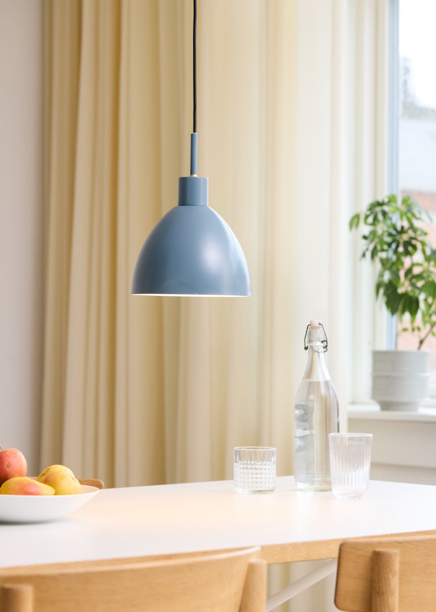 Rock Ø20 Petróleo Lámpas de techo De Halo Design - Con su diseño simple y atemporal, Rock es ideal para la mesa de la cocina, el comedor o la superficie de trabajo, donde proporciona una luz directa y agradable.