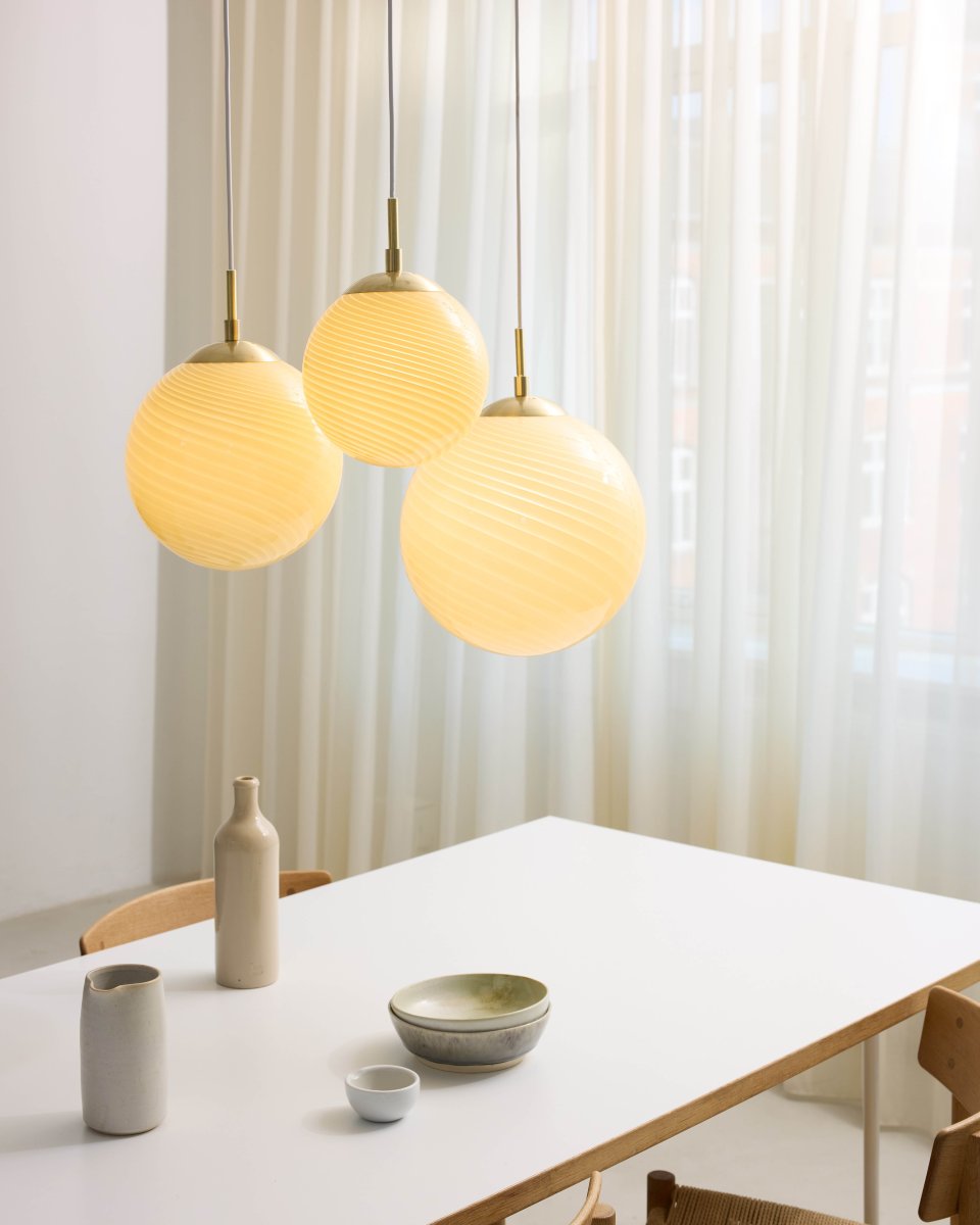 Candy Ball Ø30 Blanco cremoso Lámpas de techo De Halo Design - Su pantalla redonda, de vidrio soplado a mano en color blanco crema, presenta un decorativo diseño en espiral que le confiere un carácter único.