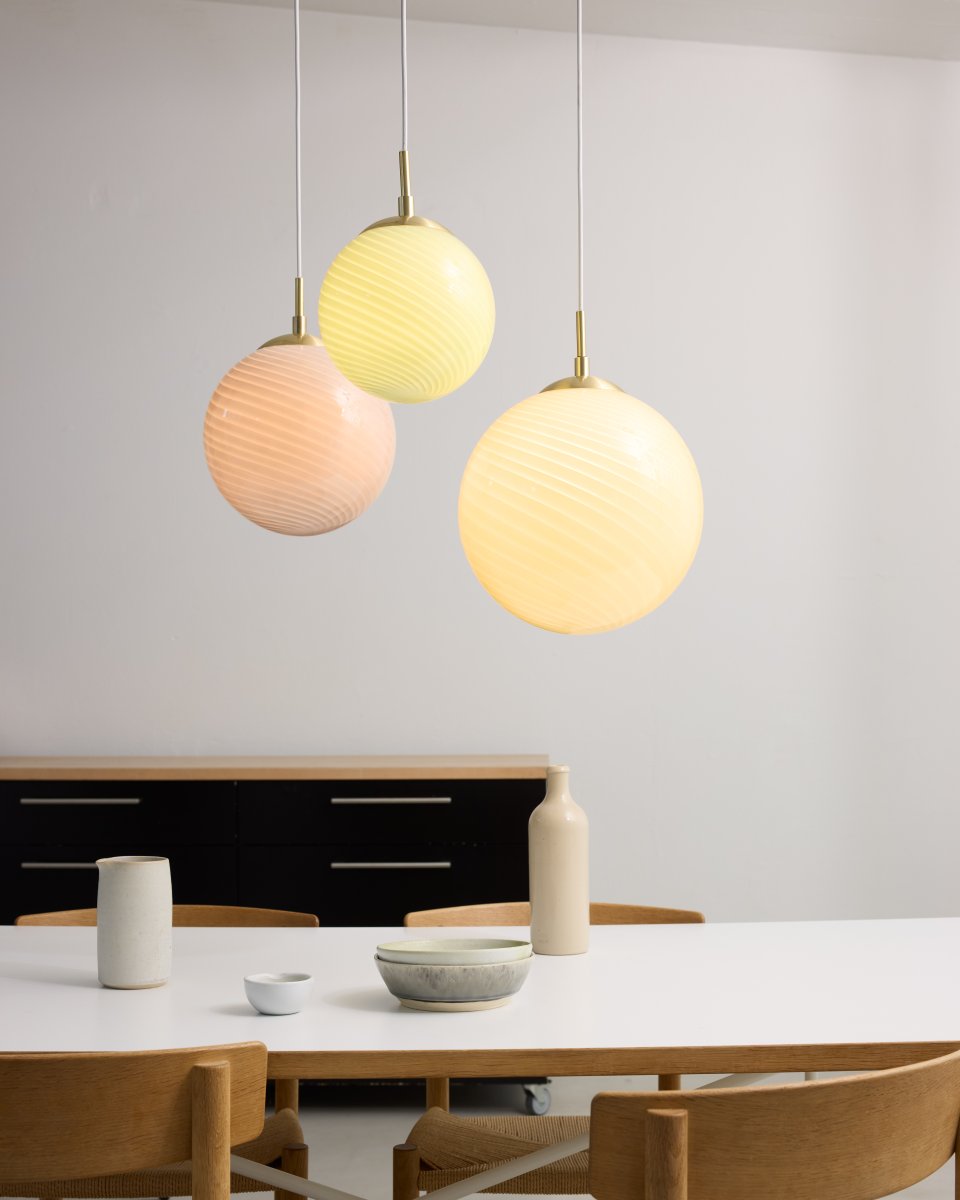 Candy Ball Ø25 Rosa Lámpas de techo De Halo Design - Gracias a su diseño atemporal, Candy Ball se integra armoniosamente en una ventana, sobre una mesa auxiliar o en un conjunto sobre una mesa de comedor.