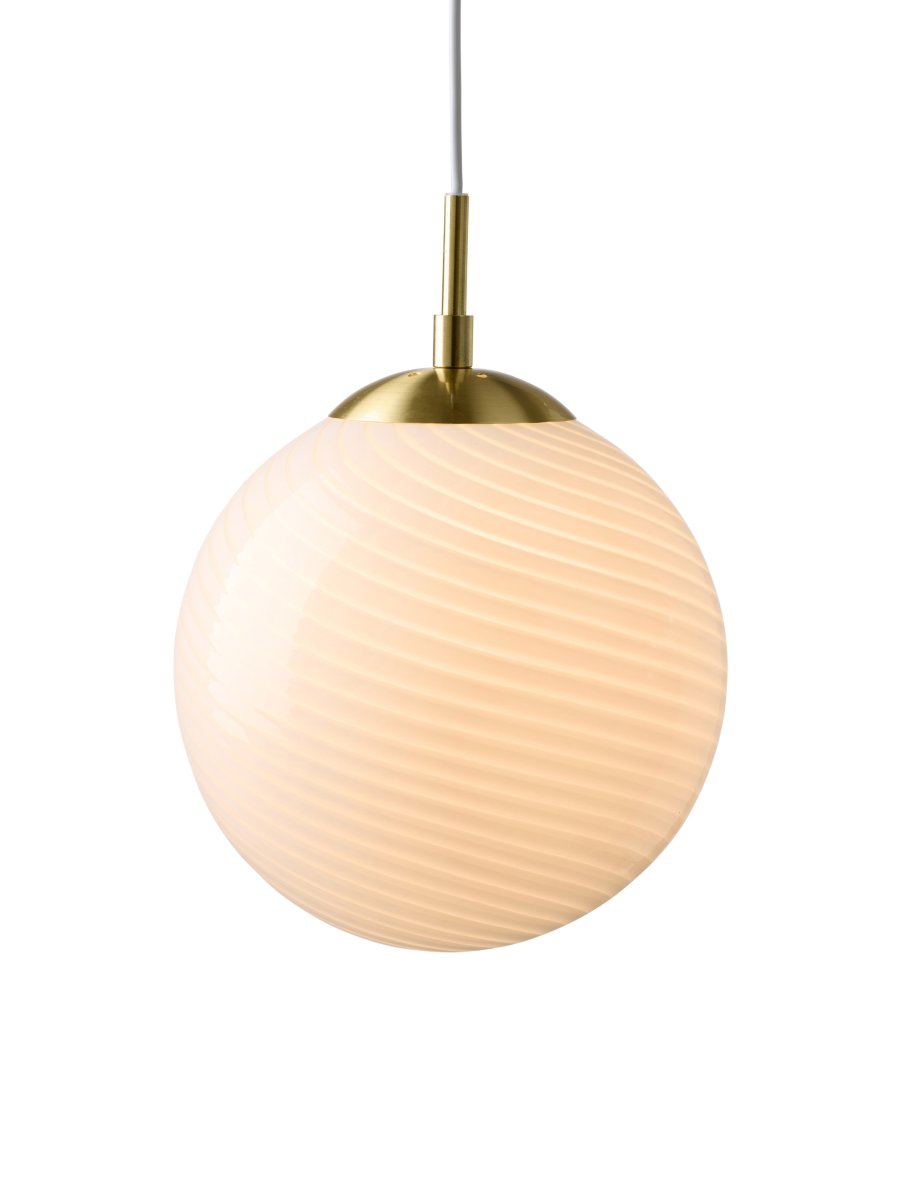 Imagen ampliada de Candy Ball Ø25 Blanco Lámpas de techo De Halo Design - Gracias a su diseño atemporal, Candy Ball se integra armoniosamente en una ventana, sobre una mesa auxiliar o en un grupo sobre una mesa de comedor.