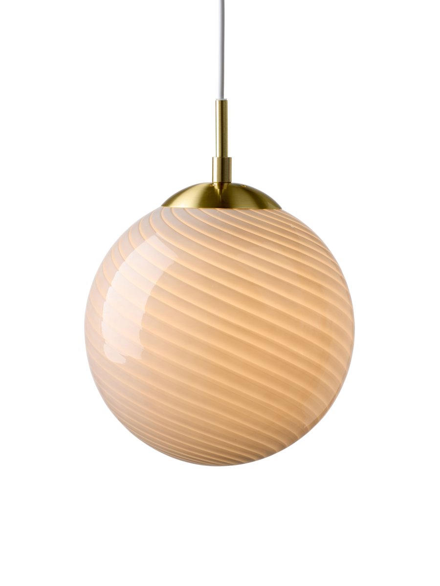 Candy Ball Ø25 Gris Lámpas de techo De Halo Design - Gracias a su diseño atemporal, Candy Ball luce igual de bien en una ventana, sobre una mesa auxiliar o en un grupo sobre una mesa de comedor.