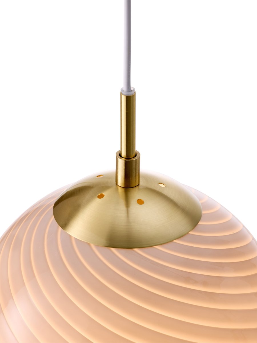 Candy Ball Ø25 Gris Lámpas de techo De Halo Design - Gracias a su diseño atemporal, Candy Ball luce igual de bien en una ventana, sobre una mesa auxiliar o en un grupo sobre una mesa de comedor.