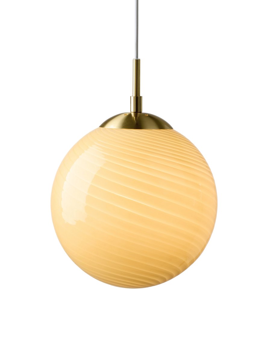 Imagen ampliada de Candy Ball Ø25 Blanco cremoso Lámpas de techo De Halo Design - Su pantalla redonda, soplada a mano en vidrio blanco cremoso, presenta un decorativo diseño en espiral que le confiere un carácter único.
