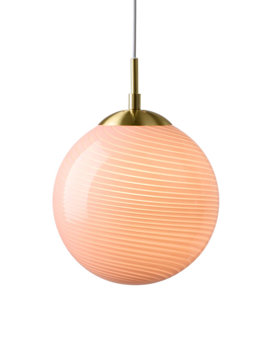 Candy Ball Ø25 Rosa Lámpas de techo De Halo Design - Gracias a su diseño atemporal, Candy Ball se integra armoniosamente en una ventana, sobre una mesa auxiliar o en un conjunto sobre una mesa de comedor.