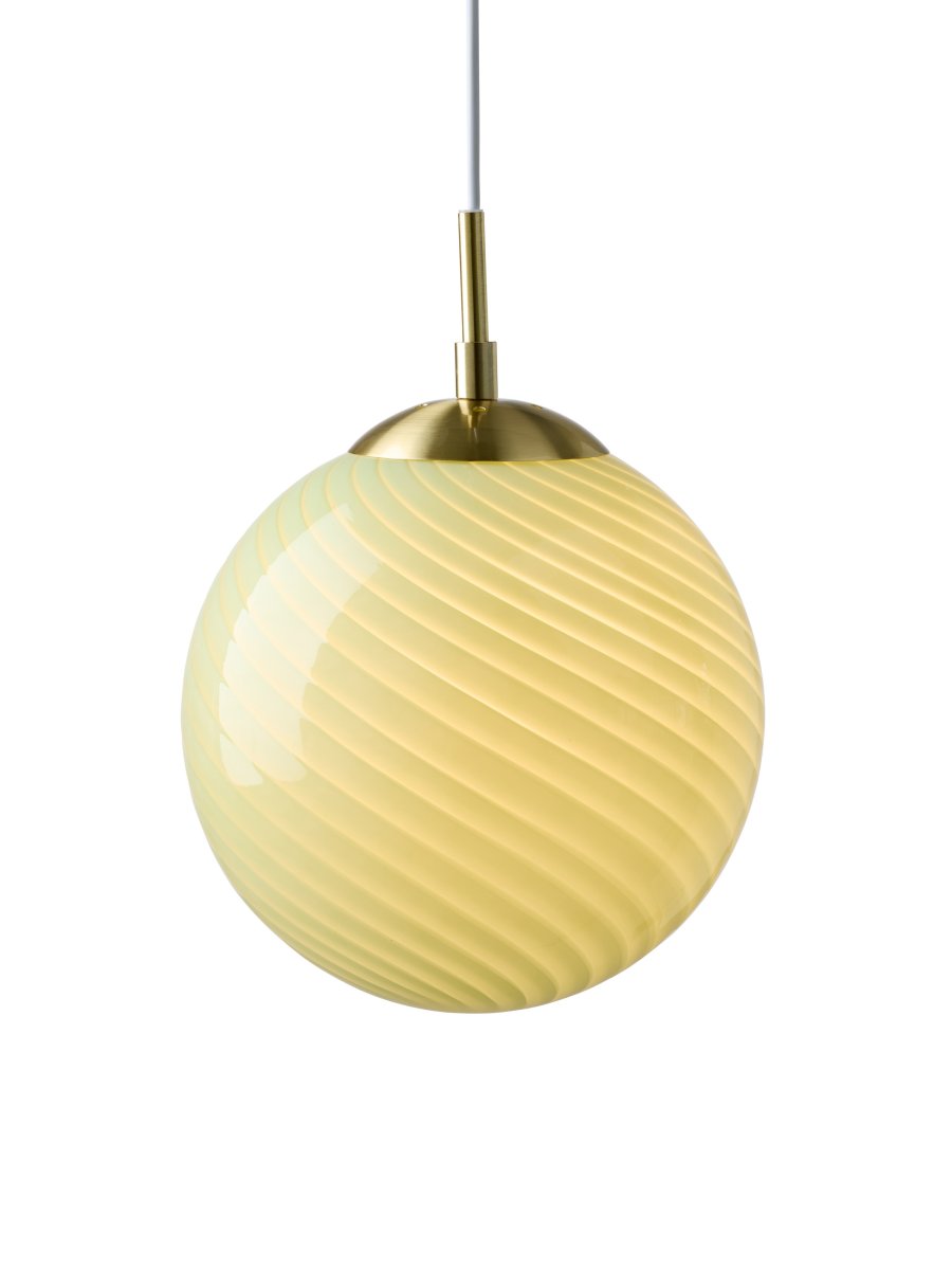 Imagen ampliada de Candy Ball Ø25 Verde Lámpas de techo De Halo Design - Gracias a su dise&ntilde;o atemporal, Candy Ball luce perfecta en una ventana, sobre una mesa auxiliar o en un grupo sobre una mesa de comedor.