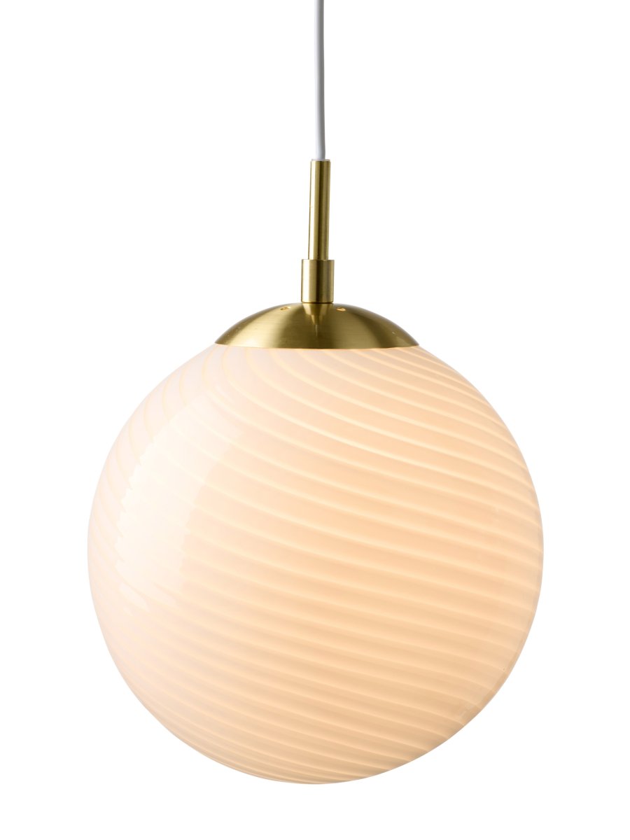 Imagen ampliada de Candy Ball Ø30 Blanco Lámpas de techo De Halo Design - Gracias a su diseño atemporal, Candy Ball se integra armoniosamente en una ventana, sobre una mesa auxiliar o en un grupo sobre una mesa de comedor.