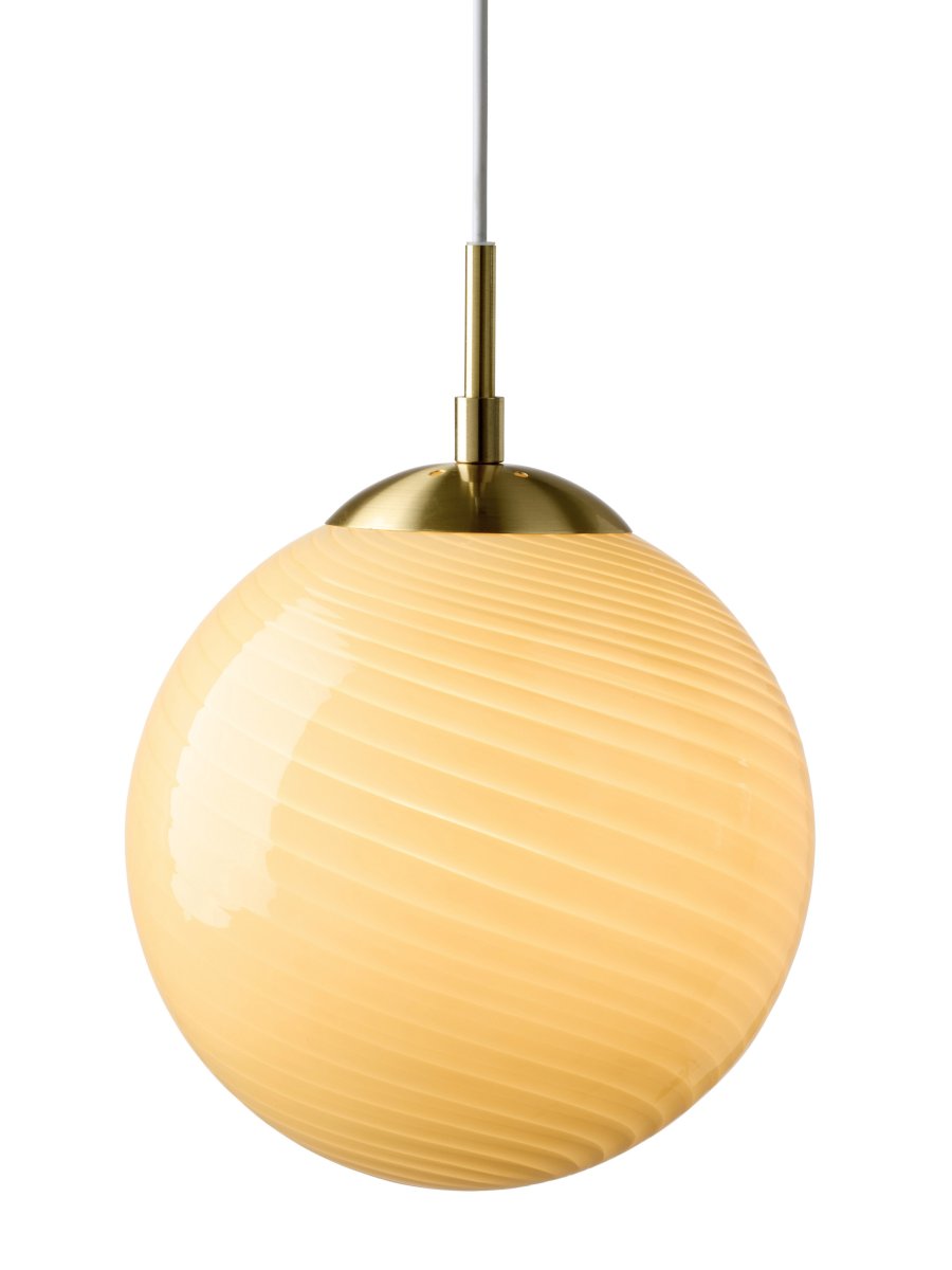 Candy Ball Ø30 Blanco cremoso Lámpas de techo De Halo Design - Su pantalla redonda, de vidrio soplado a mano en color blanco crema, presenta un decorativo diseño en espiral que le confiere un carácter único.