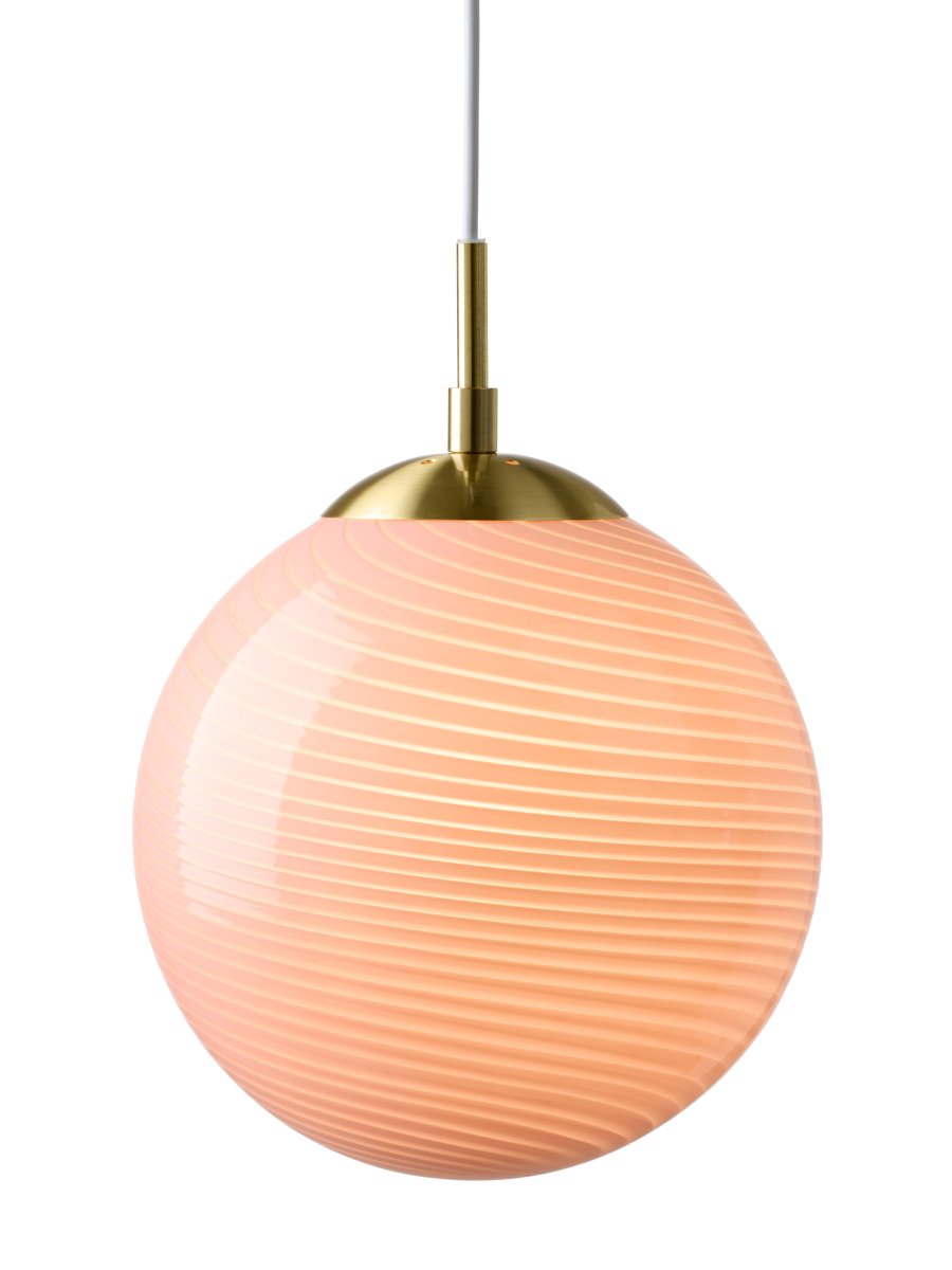 Candy Ball Ø30 Rosa Lámpas de techo De Halo Design - Gracias a su dise&ntilde;o atemporal, Candy Ball se integra armoniosamente en una ventana, sobre una mesa auxiliar o en un conjunto sobre una mesa de comedor.