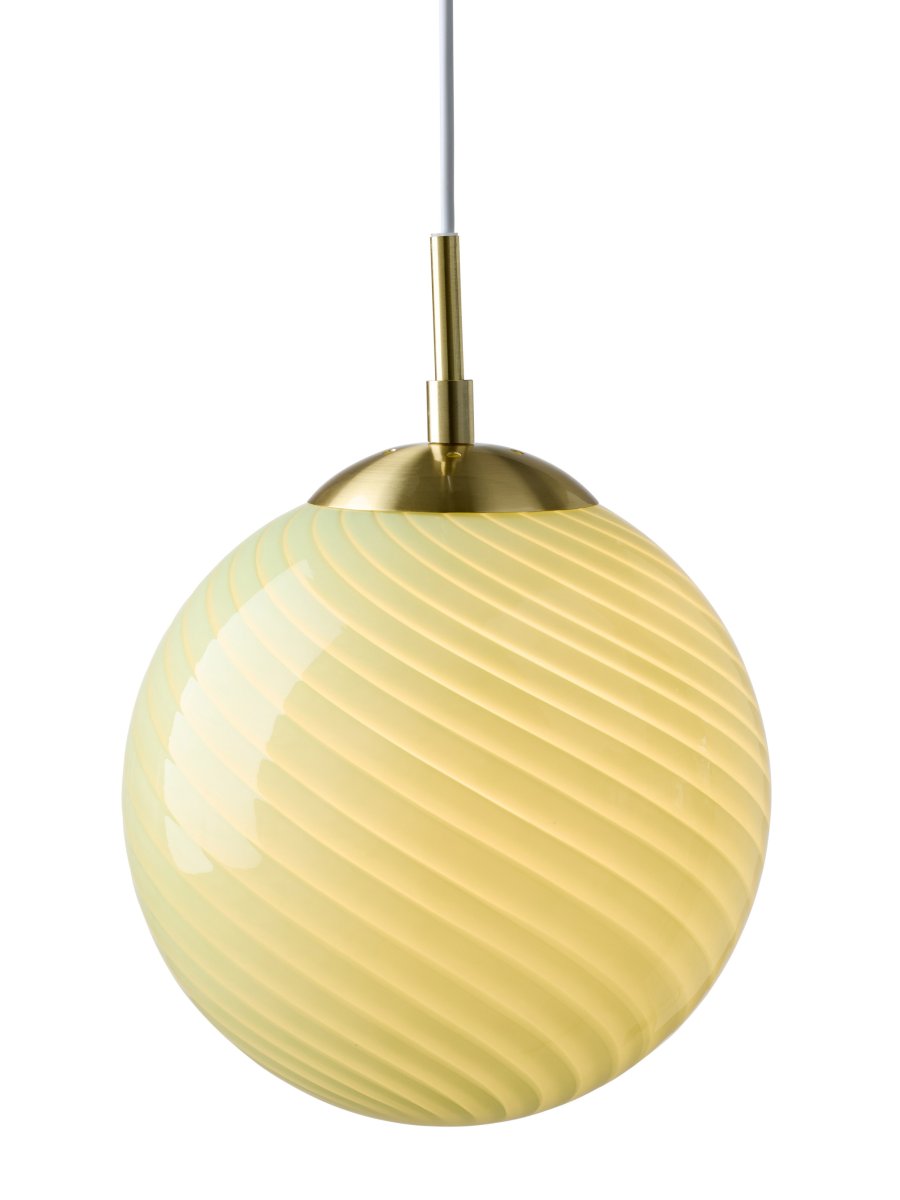 Imagen ampliada de Candy Ball Ø30 Verde Lámpas de techo De Halo Design - Gracias a su diseño atemporal, Candy Ball luce perfecta en una ventana, sobre una mesa auxiliar o en un grupo sobre una mesa de comedor.