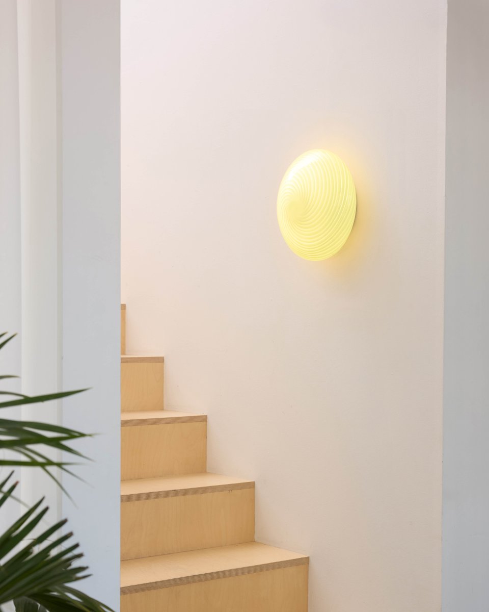 Candy Ø30 Blanco cremoso plafón De Halo Design - Candy es una elegante lámpara de techo que combina una artesanía exquisita con un diseño moderno.