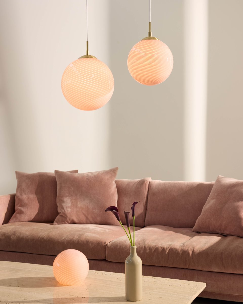 Candy 20cm Rosa lámpara de mesa De Halo Design - La lámpara incluye un cable de plástico blanco de 1,5 m, un interruptor y un enchufe.