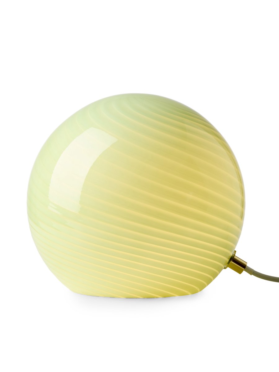 Imagen ampliada de Candy 20cm Verde lámpara de mesa De Halo Design - La lámpara incluye un cable de plástico blanco de 1,5 m, un interruptor y un enchufe.