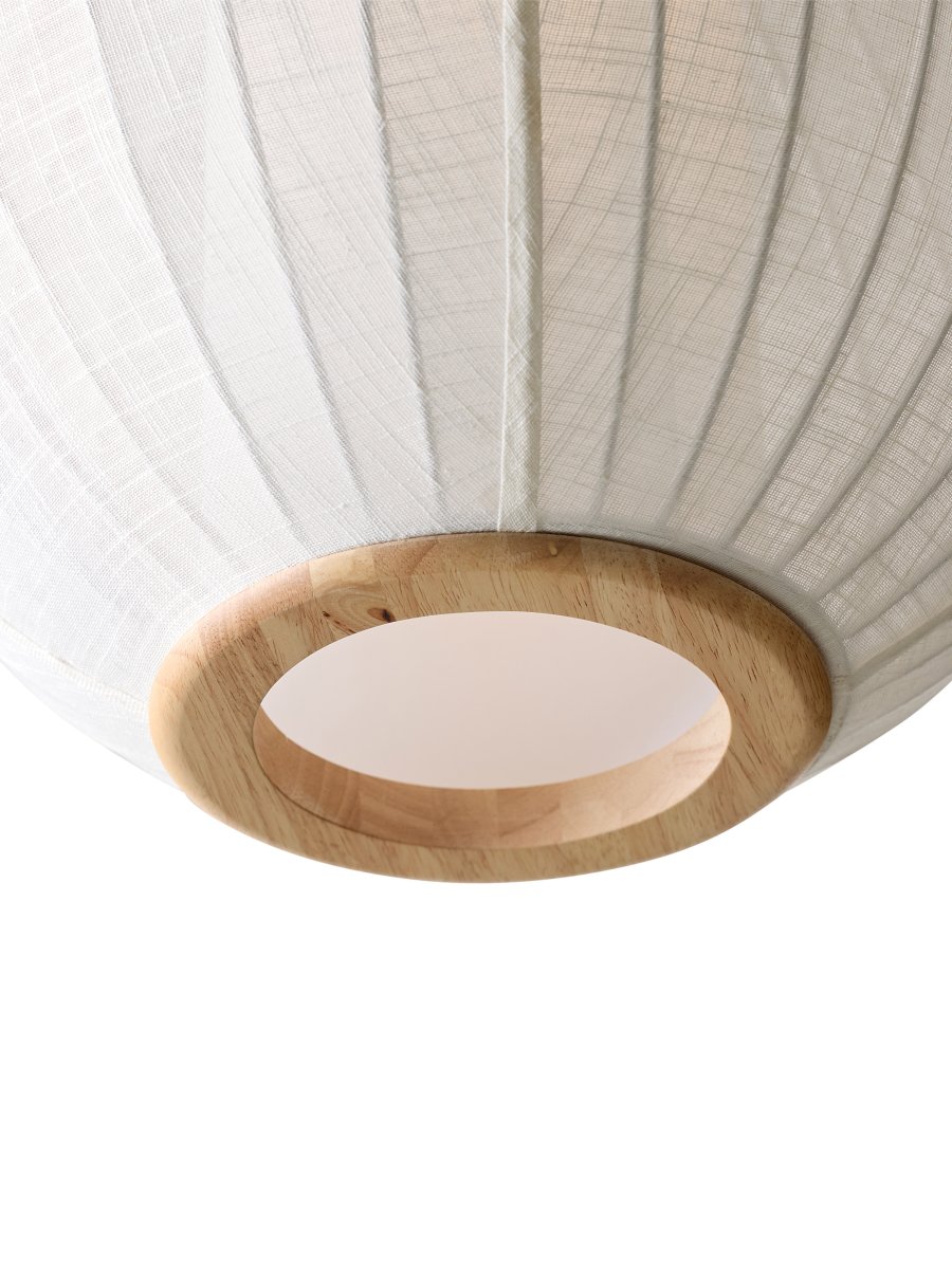 Balloon Ø70 Blanco cremoso Lámpas de techo De Halo Design - Su gran pantalla redonda está cubierta con una tela de lino color crema y se complementa con elementos decorativos de madera maciza en la parte superior e inferior.