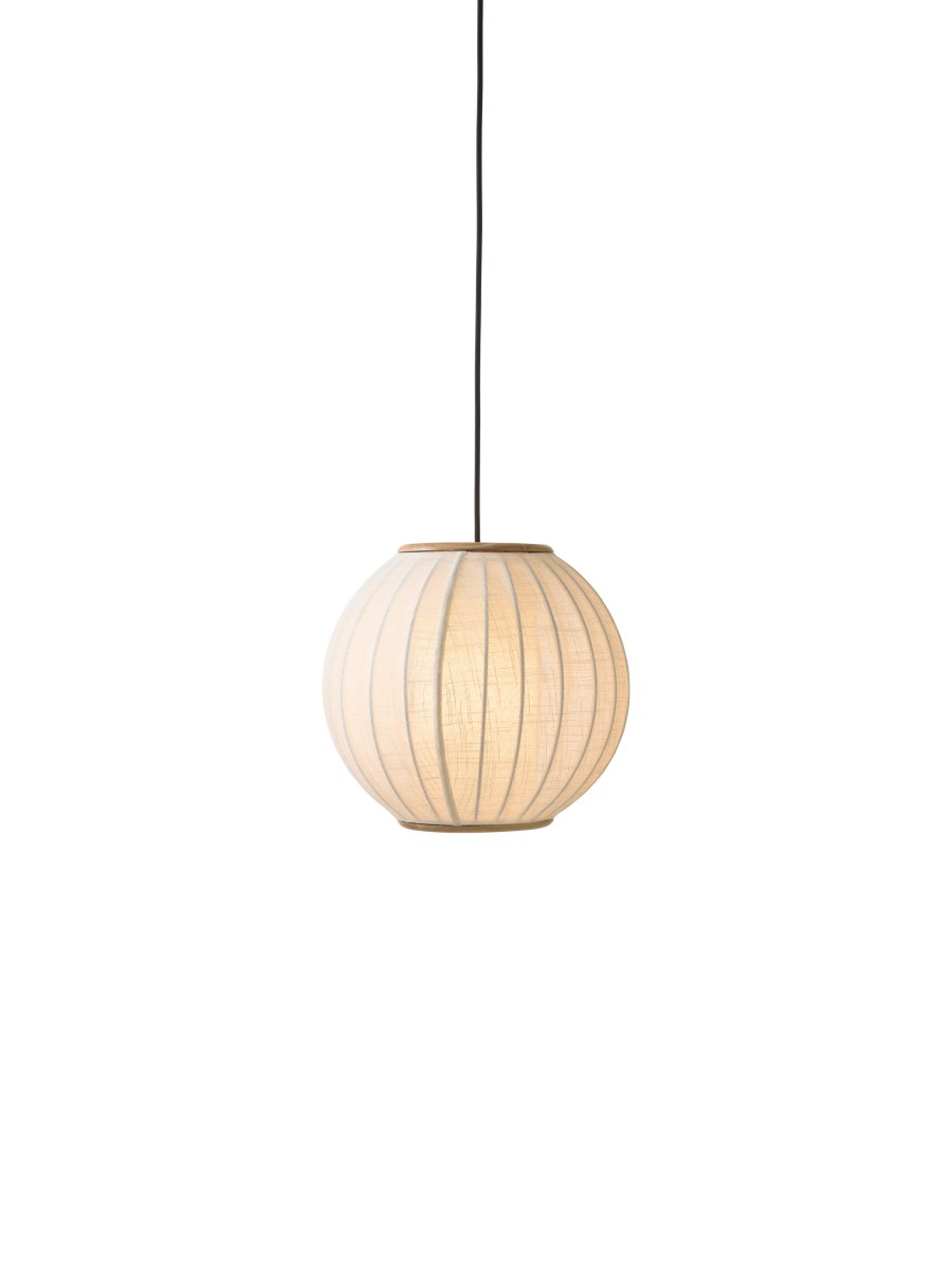 Balloon Ø30 Blanco cremoso Lámpas de techo De Halo Design - La pantalla, confeccionada en un tejido blanco crema similar al lino, crea una atmósfera cálida y natural en combinación con los elementos decorativos de madera maciza.