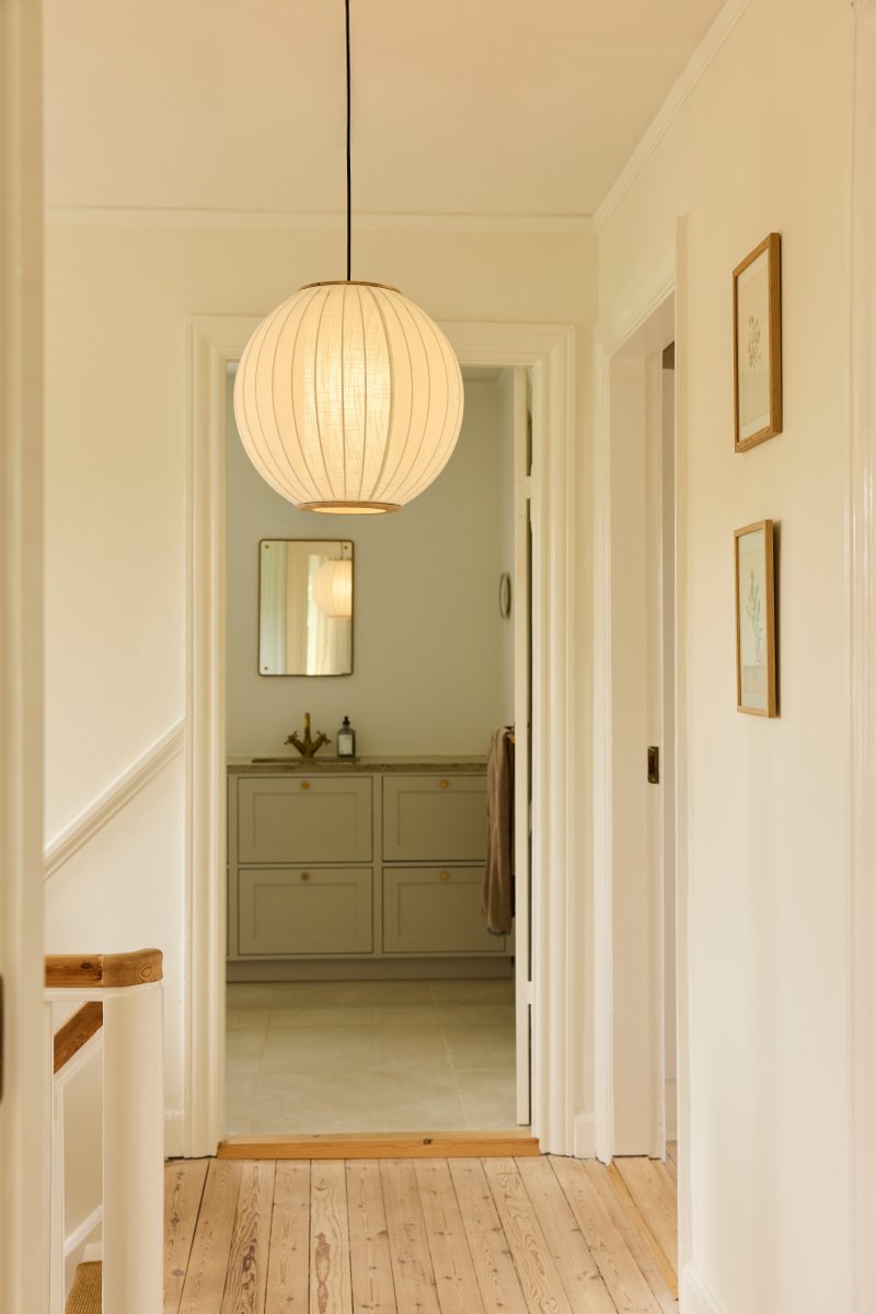 Balloon Ø40 Blanco cremoso Lámpas de techo De Halo Design - La pantalla, confeccionada en un tejido blanco crema similar al lino, crea una atmósfera cálida y natural en combinación con los elementos decorativos de madera maciza.