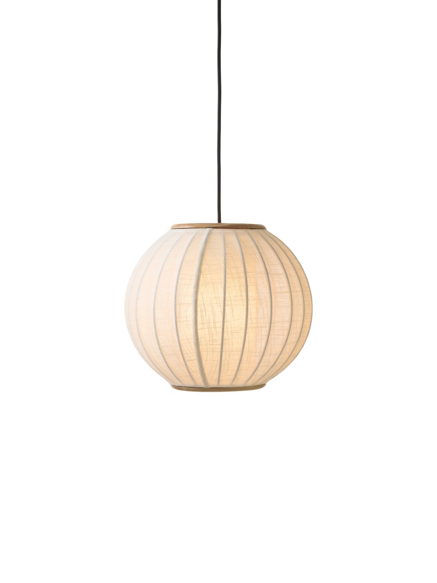 Balloon Ø40 Blanco cremoso Lámpas de techo De Halo Design - La pantalla, confeccionada en un tejido blanco crema similar al lino, crea una atmósfera cálida y natural en combinación con los elementos decorativos de madera maciza.
