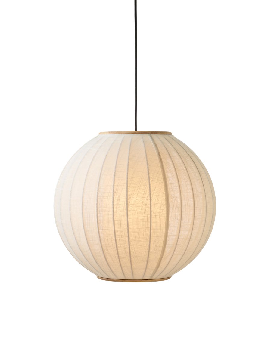 Balloon Ø50 Blanco cremoso Lámpas de techo De Halo Design - La pantalla, confeccionada en un tejido blanco crema similar al lino, crea una atmósfera cálida y natural en combinación con los elementos decorativos de madera maciza.