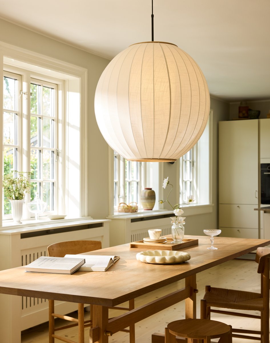 Balloon Ø70 Blanco cremoso Lámpas de techo De Halo Design - Su gran pantalla redonda está cubierta con una tela de lino color crema y se complementa con elementos decorativos de madera maciza en la parte superior e inferior.