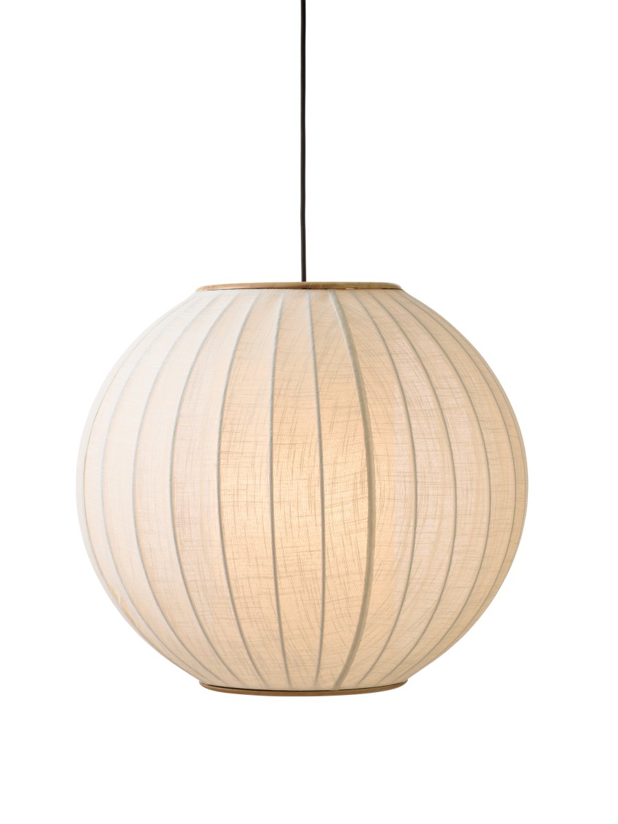 Balloon Ø70 Blanco cremoso Lámpas de techo De Halo Design - Su gran pantalla redonda está cubierta con una tela de lino color crema y se complementa con elementos decorativos de madera maciza en la parte superior e inferior.