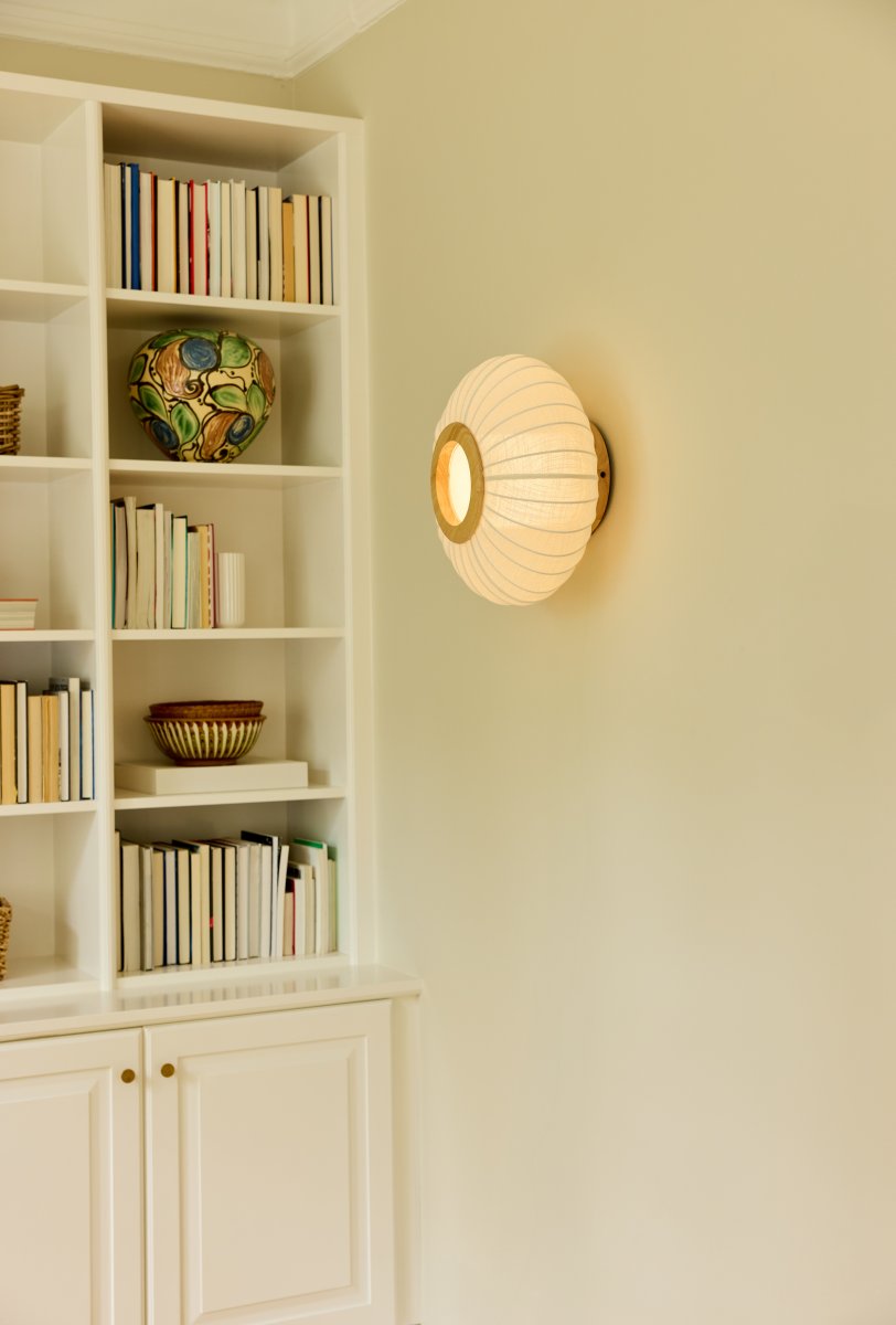 Balloon Ø40 Blanco cremoso plafón De Halo Design - Su pantalla redondeada y ligeramente aplanada, confeccionada en un tejido blanco cremoso similar al lino, se complementa con elementos decorativos de madera maciza, aportando un aspecto cálido y armonioso.