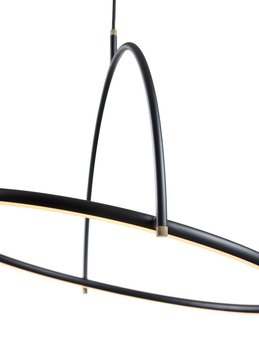 Tilt Ø60 Negro Lámpas de techo De Halo Design - Gracias al regulador de intensidad integrado de 3 niveles, el brillo se puede ajustar cómodamente con un interruptor de pared estándar, sin necesidad de un regulador externo.