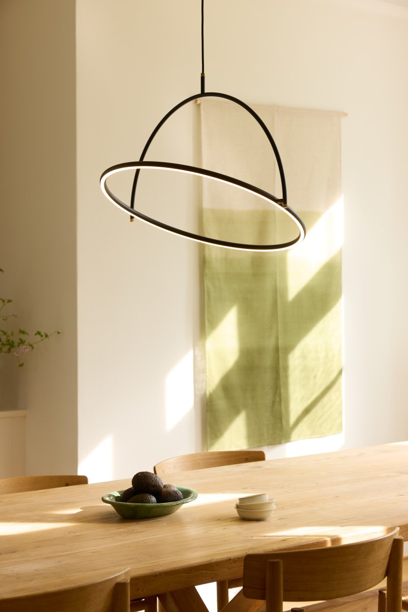 Tilt Ø60 Negro Lámpas de techo De Halo Design - Gracias al regulador de intensidad integrado de 3 niveles, el brillo se puede ajustar cómodamente con un interruptor de pared estándar, sin necesidad de un regulador externo.