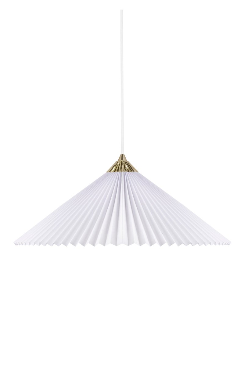 Matisse Ø60 Blanco Lámpas de techo De Globen Lighting - La lámpara tiene un cable textil blanco de 120 cm de largo y un portalámparas de techo de plástico blanco.