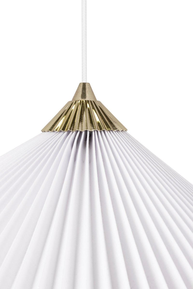 Matisse Ø60 Blanco Lámpas de techo De Globen Lighting - La lámpara tiene un cable textil blanco de 120 cm de largo y un portalámparas de techo de plástico blanco.