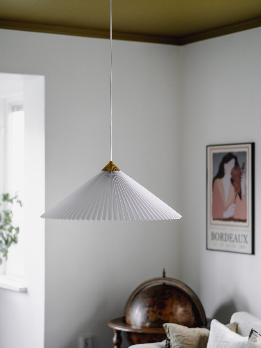Matisse Ø60 Blanco Lámpas de techo De Globen Lighting - La lámpara tiene un cable textil blanco de 120 cm de largo y un portalámparas de techo de plástico blanco.