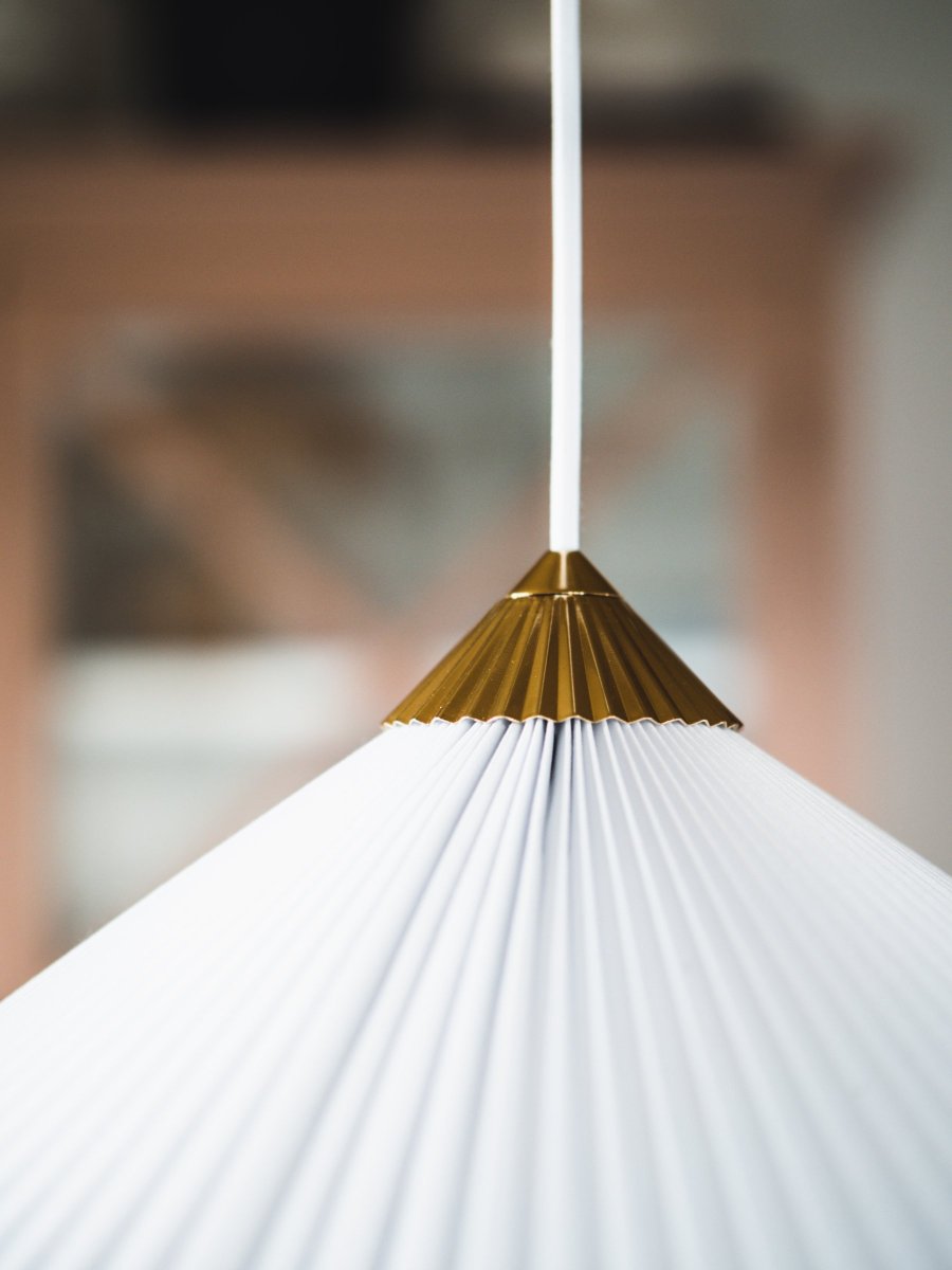 Matisse Ø60 Blanco Lámpas de techo De Globen Lighting - La lámpara tiene un cable textil blanco de 120 cm de largo y un portalámparas de techo de plástico blanco.