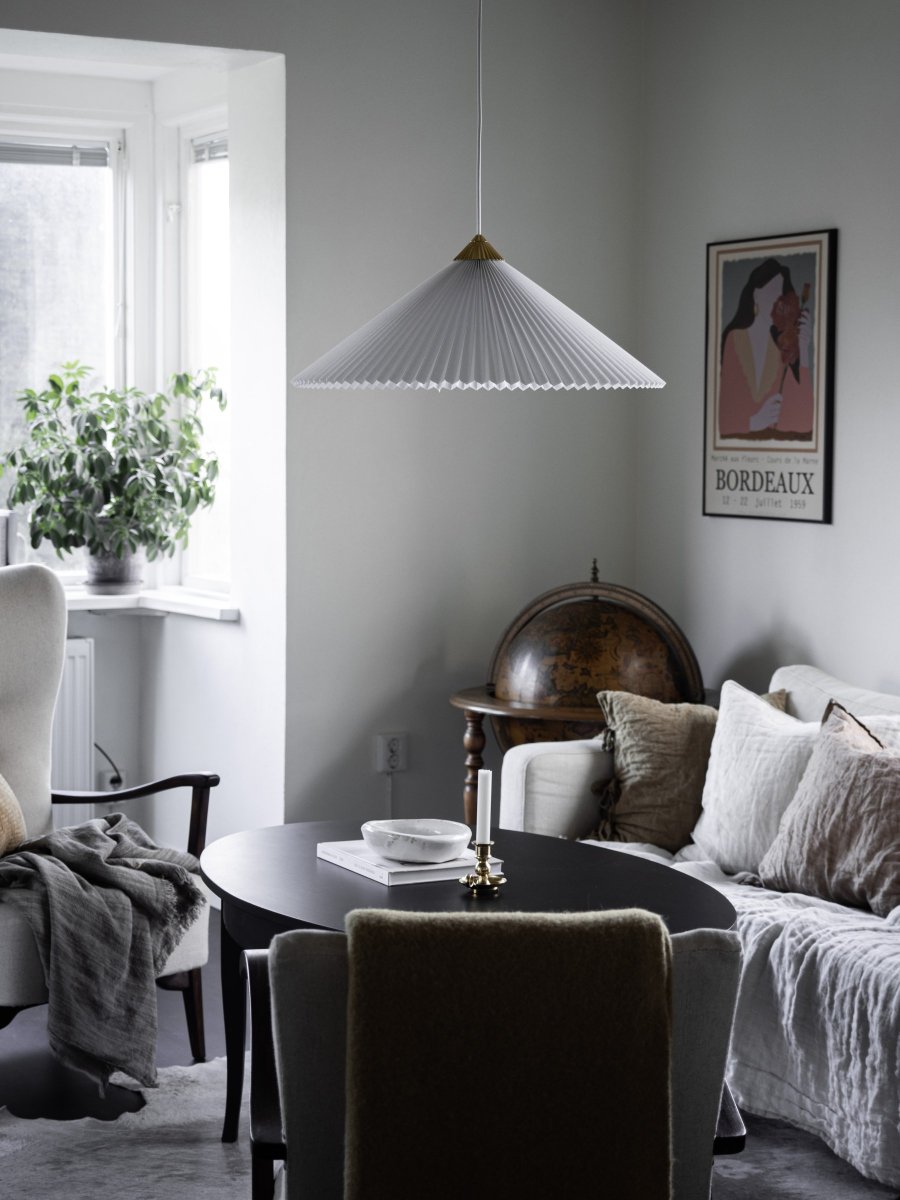 Matisse Ø60 Blanco Lámpas de techo De Globen Lighting - La lámpara tiene un cable textil blanco de 120 cm de largo y un portalámparas de techo de plástico blanco.