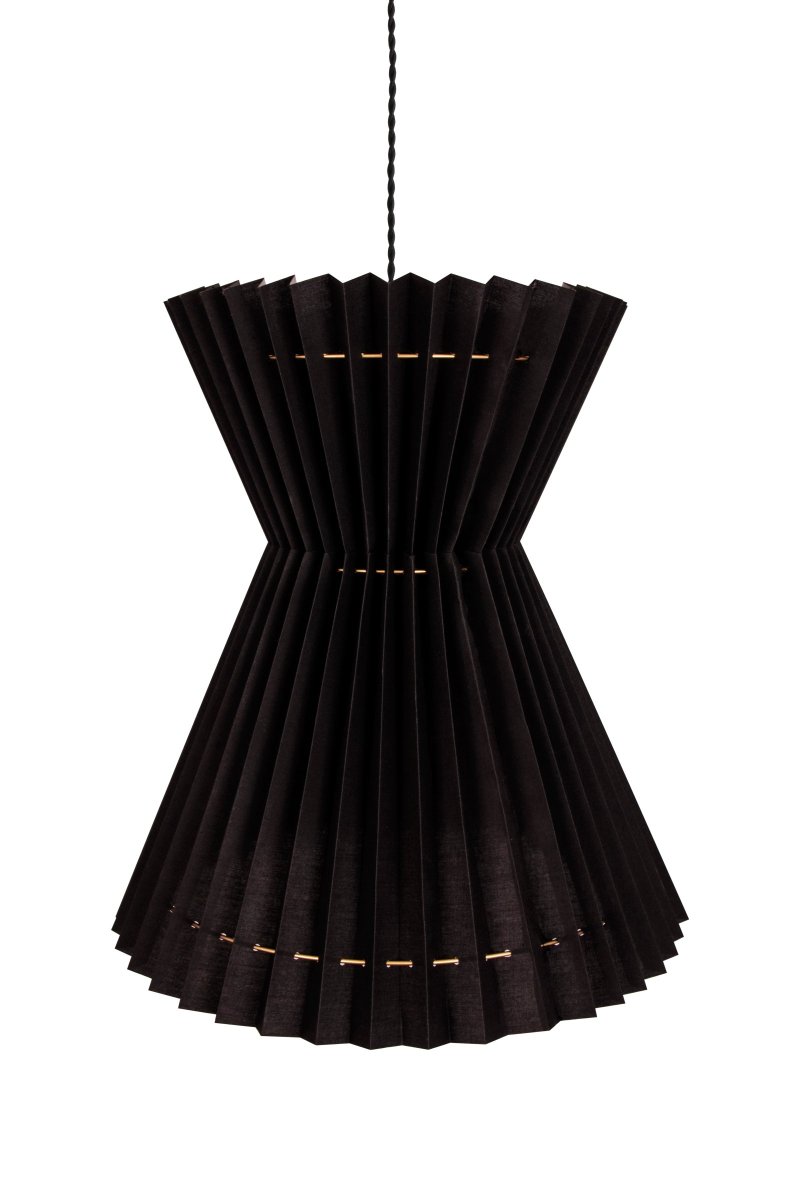 Maiden Ø40 Negro Lámpas de techo De Globen Lighting - Maiden cuenta con un cable textil negro trenzado de 120 cm de longitud y un enchufe de techo de pl&aacute;stico negro.