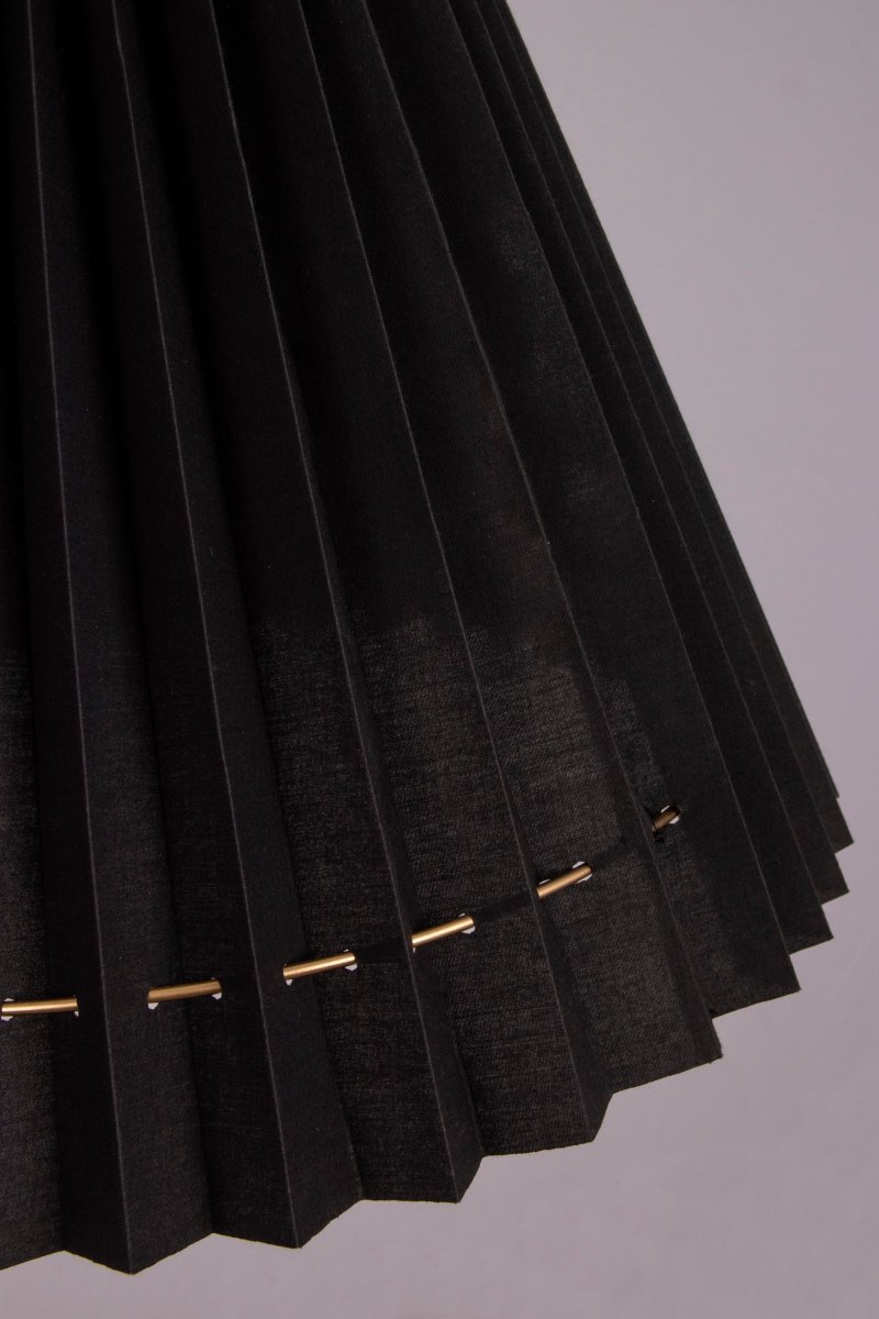 Maiden Ø40 Negro Lámpas de techo De Globen Lighting - Maiden cuenta con un cable textil negro trenzado de 120 cm de longitud y un enchufe de techo de pl&aacute;stico negro.