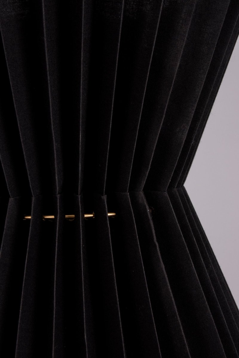 Maiden Ø40 Negro Lámpas de techo De Globen Lighting - Maiden cuenta con un cable textil negro trenzado de 120 cm de longitud y un enchufe de techo de pl&aacute;stico negro.
