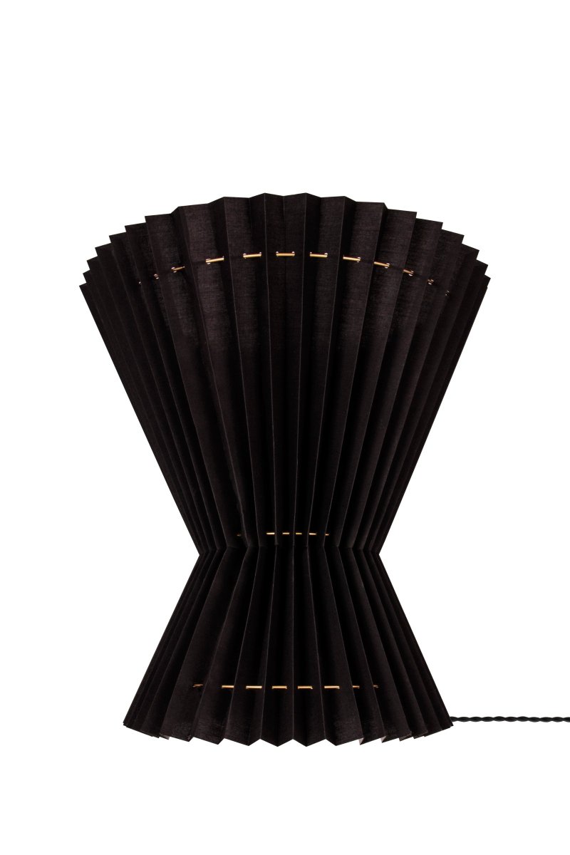 Maiden Ø40 Negro Lámpas de techo De Globen Lighting - Maiden cuenta con un cable textil negro trenzado de 120 cm de longitud y un enchufe de techo de pl&aacute;stico negro.