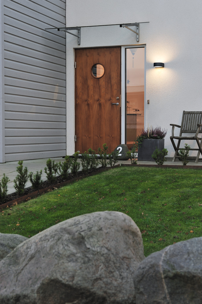 Teramo Negro lámpara de exterior De Konstsmide - El dise&ntilde;o minimalista con detalles de vidrio transparente a&ntilde;ade un toque sofisticado y crea un hermoso juego de luz que resalta la fachada.