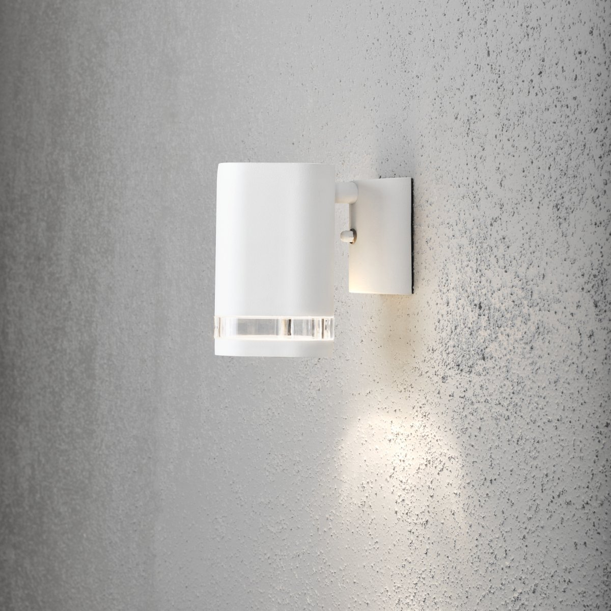 Modena Blanco lámpara de exterior De Konstsmide - Su luz descendente direccional crea un efecto de iluminaci&oacute;n impactante y contribuye a crear un ambiente acogedor en entradas, patios y fachadas.