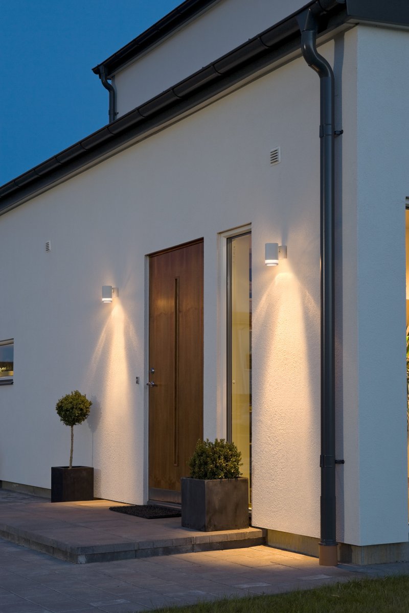 Modena Blanco lámpara de exterior De Konstsmide - Su luz descendente direccional crea un efecto de iluminaci&oacute;n impactante y contribuye a crear un ambiente acogedor en entradas, patios y fachadas.