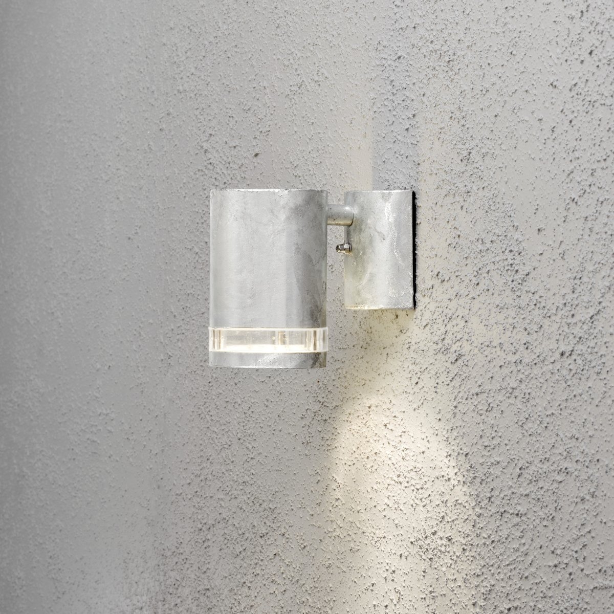 Modena Galvanizado lámpara de exterior De Konstsmide - Modena es una elegante l&aacute;mpara de fachada fabricada en chapa galvanizada con un delicado detalle de cristal acr&iacute;lico transparente, que le confiere un aspecto moderno.