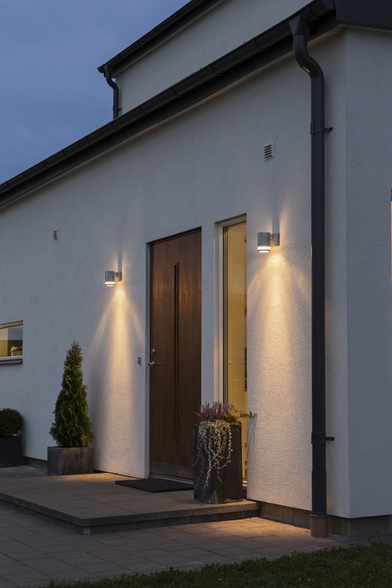 Modena Galvanizado lámpara de exterior De Konstsmide - Modena es una elegante l&aacute;mpara de fachada fabricada en chapa galvanizada con un delicado detalle de cristal acr&iacute;lico transparente, que le confiere un aspecto moderno.