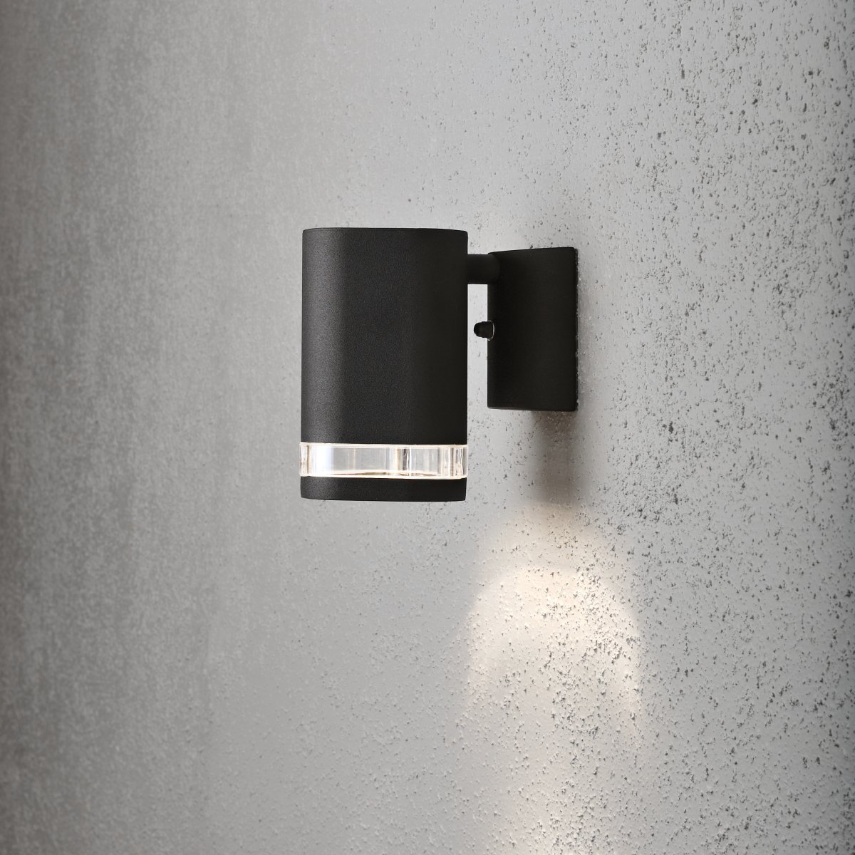 Modena Negro lámpara de exterior De Konstsmide - Gracias a su dise&ntilde;o atemporal, Modena se integra a la perfecci&oacute;n tanto en espacios modernos como cl&aacute;sicos y se convierte en un elemento decorativo incluso cuando est&aacute; apagada.