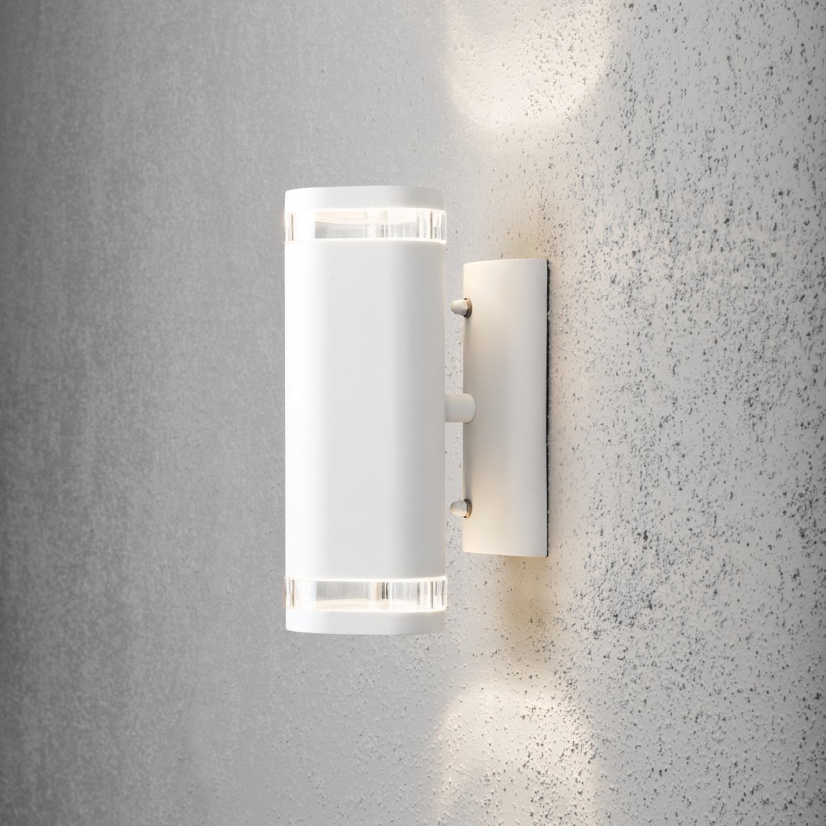 Modena II Blanco lámpara de exterior De Konstsmide - La luz se dirige tanto hacia arriba como hacia abajo, creando un efecto de iluminaci&oacute;n decorativo y efectivo que realza la fachada y aporta un ambiente acogedor al jard&iacute;n.