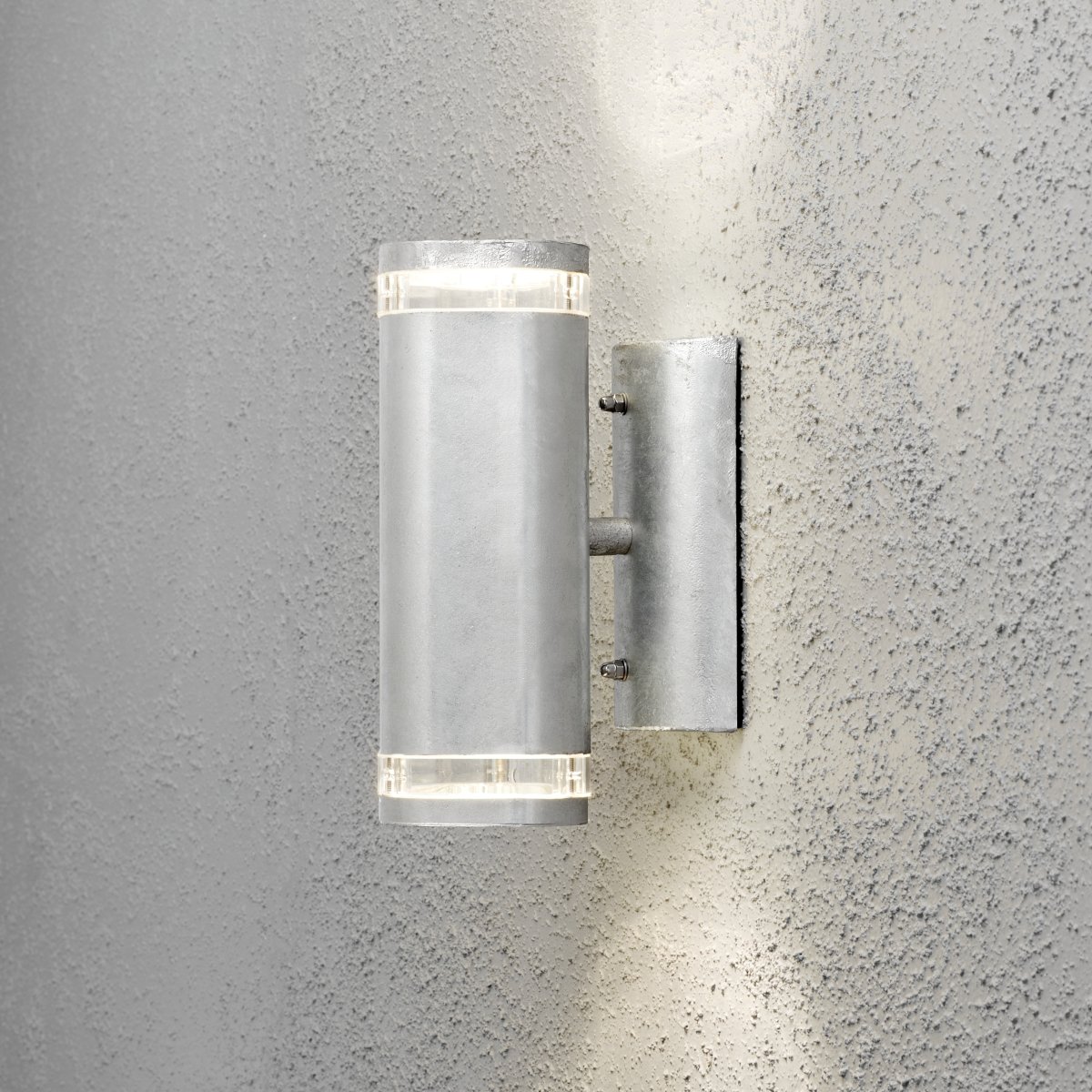 Modena II Galvanizado lámpara de exterior De Konstsmide - La luz se dirige tanto hacia arriba como hacia abajo, creando un patr&oacute;n de iluminaci&oacute;n decorativo y llamativo que realza la fachada y aporta un ambiente acogedor al jard&iacute;n.