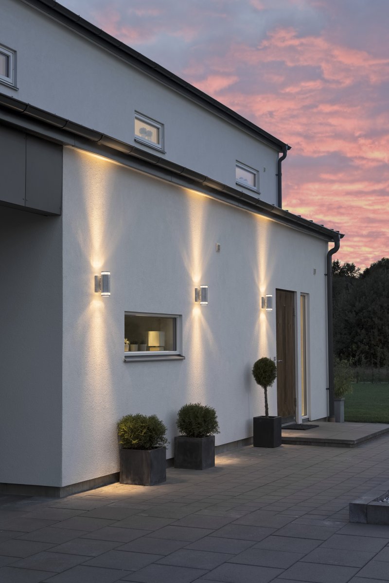 Modena II Galvanizado lámpara de exterior De Konstsmide - La luz se dirige tanto hacia arriba como hacia abajo, creando un patr&oacute;n de iluminaci&oacute;n decorativo y llamativo que realza la fachada y aporta un ambiente acogedor al jard&iacute;n.