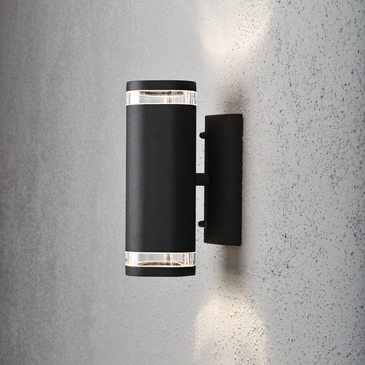 Modena II Negro lámpara de exterior De Konstsmide - La luz se dirige tanto hacia arriba como hacia abajo, creando un efecto de iluminaci&oacute;n decorativo y efectivo que realza la fachada y aporta un ambiente acogedor al jard&iacute;n.