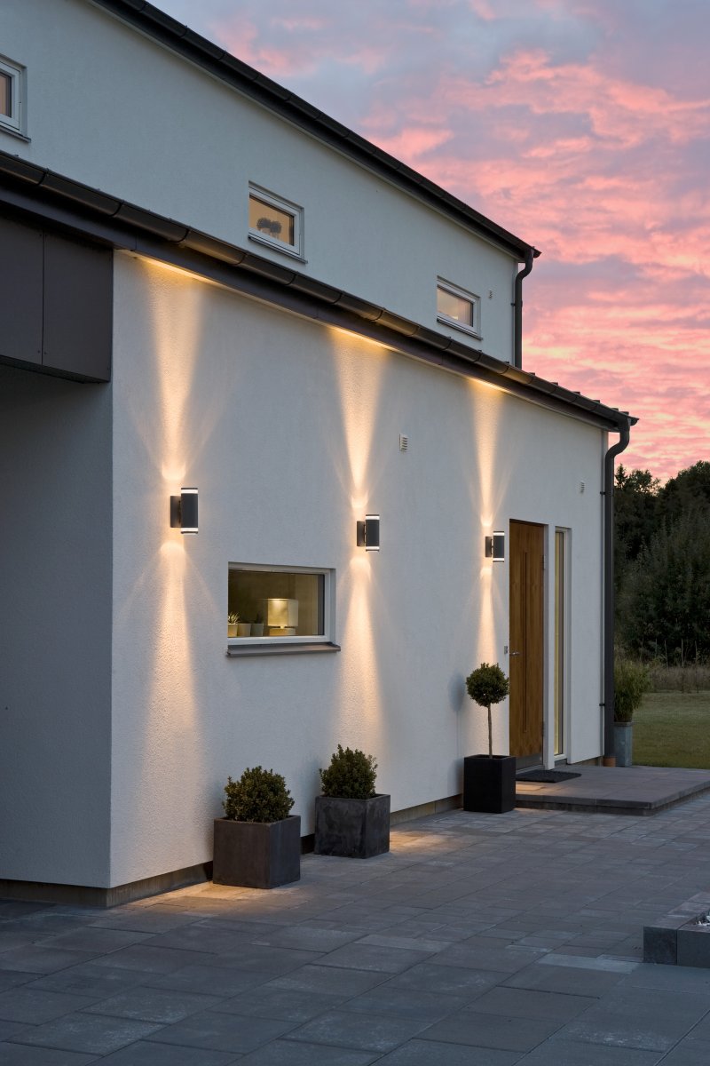Modena II Negro lámpara de exterior De Konstsmide - La luz se dirige tanto hacia arriba como hacia abajo, creando un efecto de iluminaci&oacute;n decorativo y efectivo que realza la fachada y aporta un ambiente acogedor al jard&iacute;n.