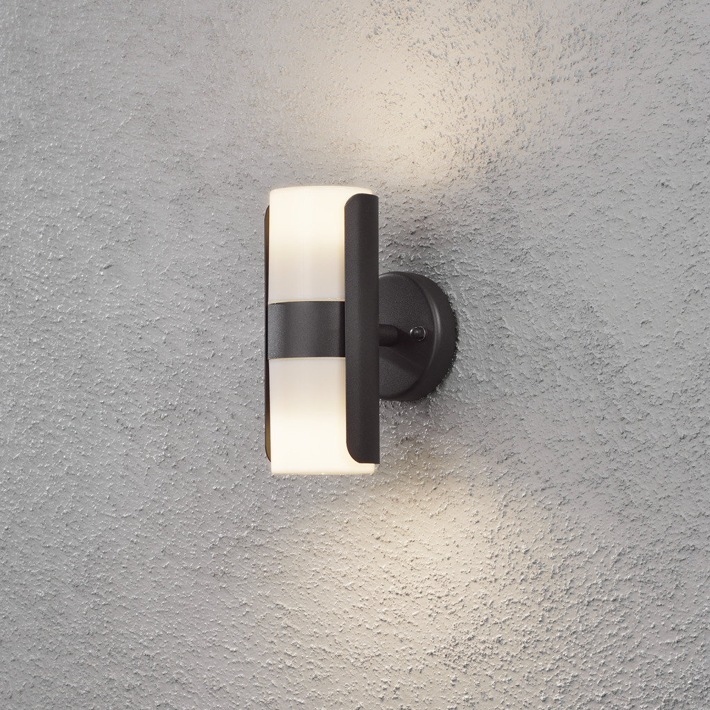 Modena Negro lámpara de exterior De Konstsmide - Gracias a su acabado resistente a la intemperie, puede soportar todas las condiciones climáticas, lo que lo convierte en una solución duradera para la iluminación exterior durante todo el año.